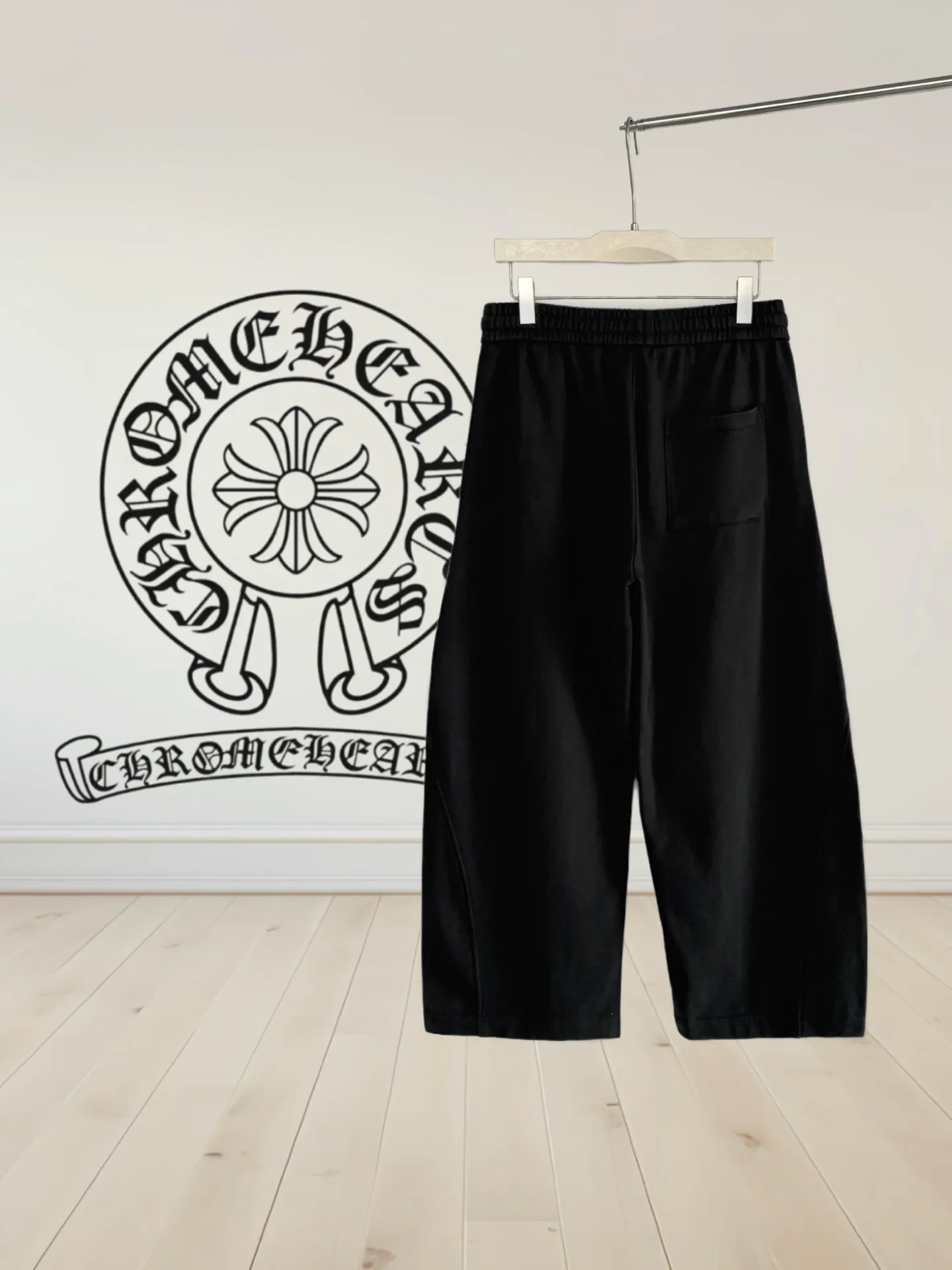 P270 [High Quality] Chrome Hearts Embroidered Horseshoe Rivets🪡+Watermark Letters‼ ️Autumn and winter straight sweatshirt trousers *Customized 420g terry cotton fabric, soft, skin-friendly and comfortable *Embroidery process: horseshoe print + rivet embroidery *A very simple and elegant classic continuation, both in terms of upper body comfort, it is unparalleled, interpreting your luxury and taste, creating your fashionable style and charm. Three complete standards. Same style for men and women. 𝐂𝐎𝐋𝐎𝐔𝐑: Black 𝐒𝐈𝐙𝐄: S-XL
